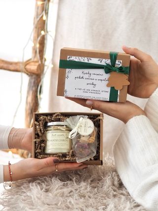 Nevíte, co pořídit svým nejmilejším pod stromeček? 🎁🎄S touhle dárkovou sadou nejen zazářite, ale taky provoníte. ✨🕯️❤️...