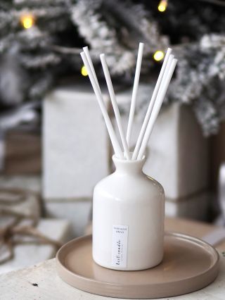 Dárek, kterým určitě nikdy nezklameš. 🙌🏼✨ A teď, proč ho koupit:⤵️❣️ 1. nejjednodušší způsob, jak provonit interiér 2....