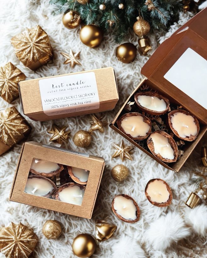 🎄🕯️Vánoční plovoucí skořápky 🕯️🎄 Už zítra ve 14:30h budou online na e-shopu. 🙌🏼 Jsou v dárkové sadě po 4 ks. • sójový...