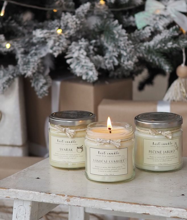 Ty nejkouzelnější Vánoce začínají u zapálené svíčky. 🕯️✨🤍 V naší vánoční kolekci najdete hned 3 vůně: • Pečené jablko •...
