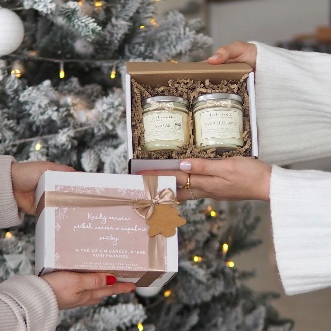 Vánoční sada se 2ks sójových svíček 170g ve vánočních vůní 🙌🏼❤️🕯️ Na e-shopu můžete vybírat ze dvou variant: • Pečené...